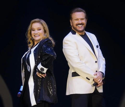 El dúo lanza “Pimpinela Sinfónico”, su primer álbum grabado en vivo con orquesta, que reúne 33 canciones de su repertorio, además la banda también continúa su gira Noticias del Amor